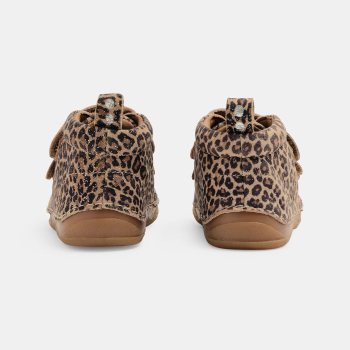 بوت قصير باللون البني...